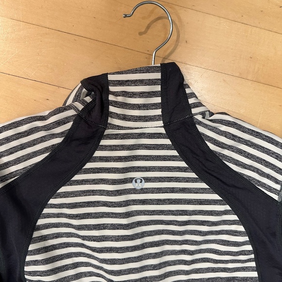 Lululemon bundle of 2 tops, 4/6 - Picture 6 of 7